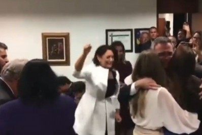 Michelle Bolsonaro chora e pula ao comemorar aprovação de André Mendonça no STF: 'Glória a Deus'