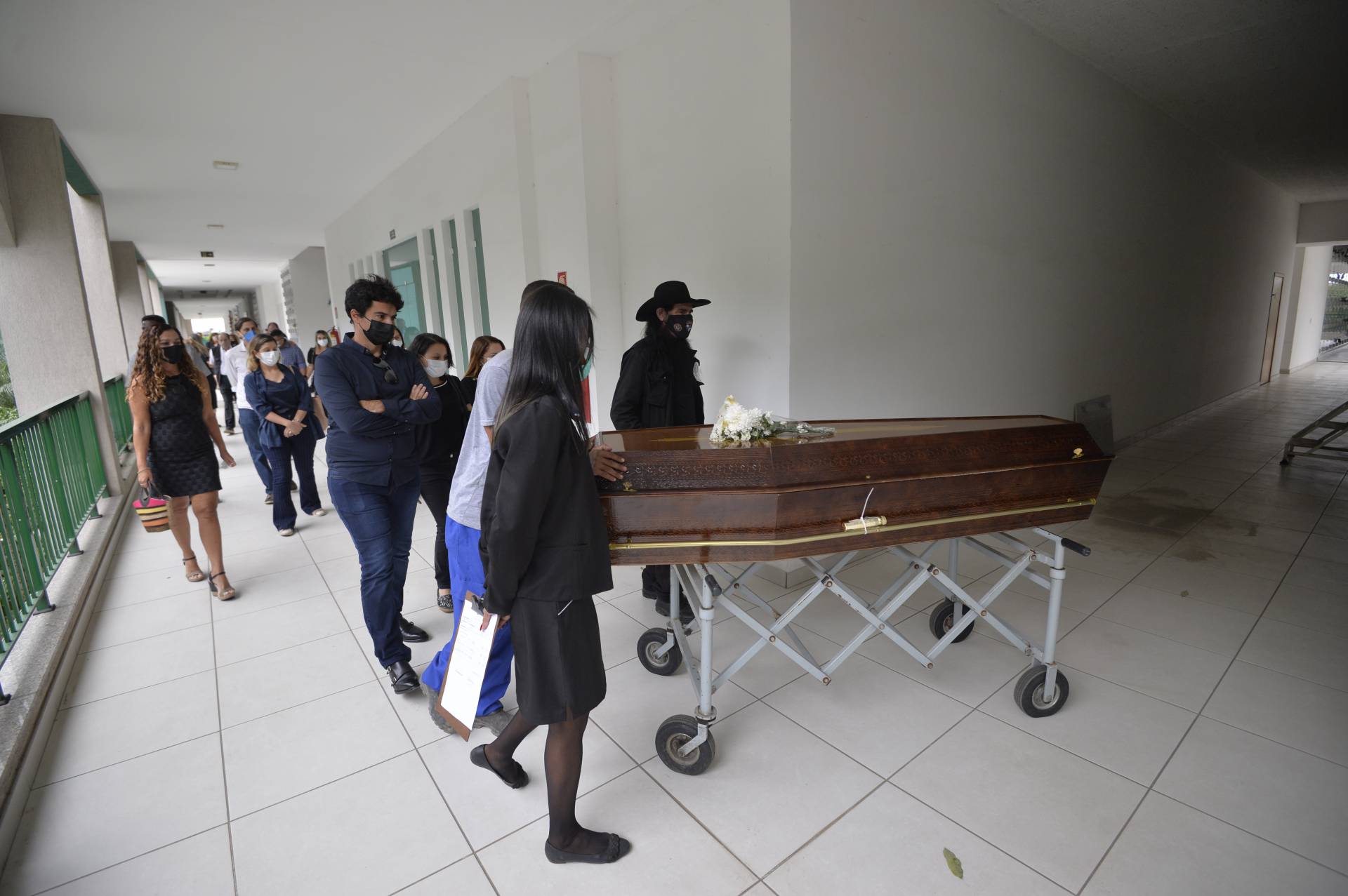 Enterro do Zeca Borges, do disk denuncia, cemit&eacute;rio da penitencia, caju, neste s&aacute;bado (04). - FabioCosta