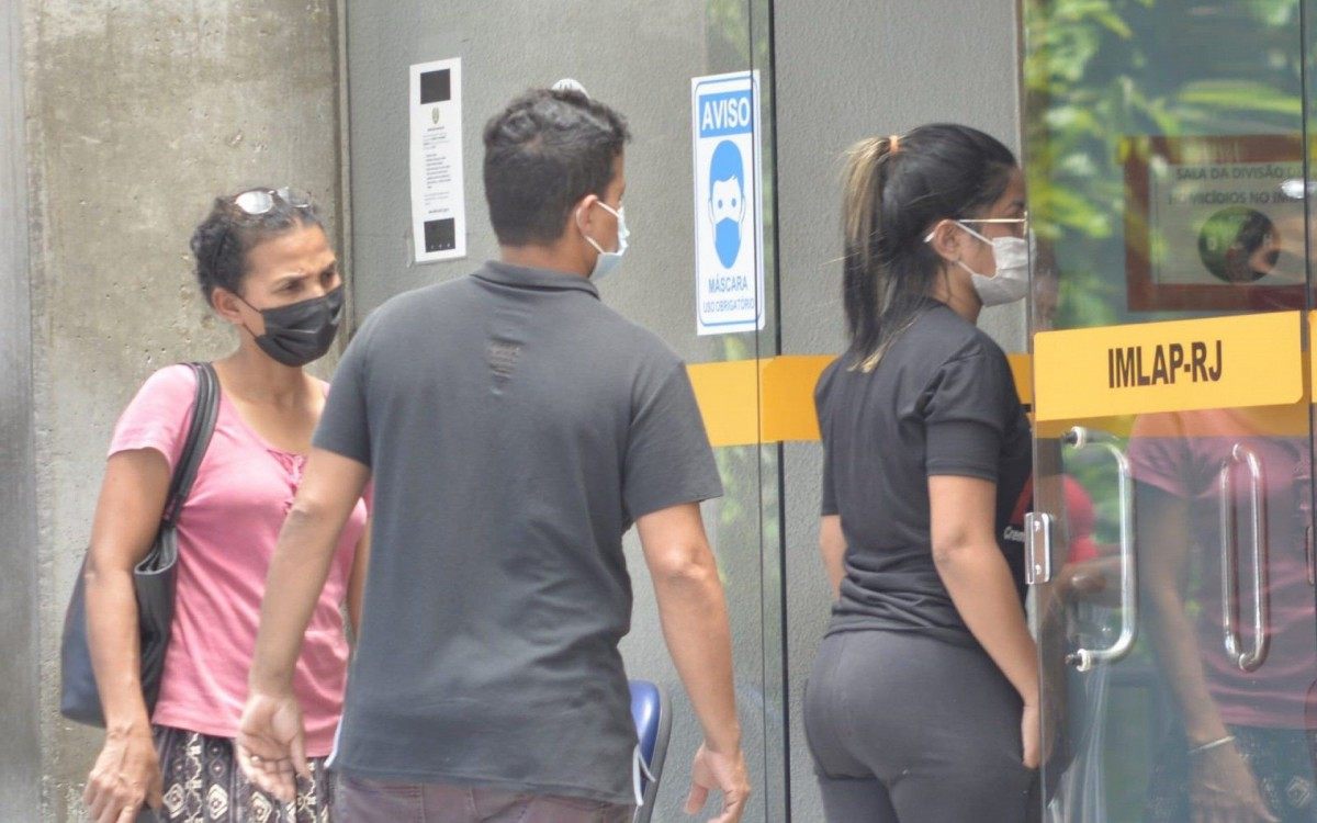 Familiares do entregador J&ocirc;natas Davi dos Santos, de 30 anos, chegaram na manh&atilde; deste domingo ao IML para reconhecimento do corpo 