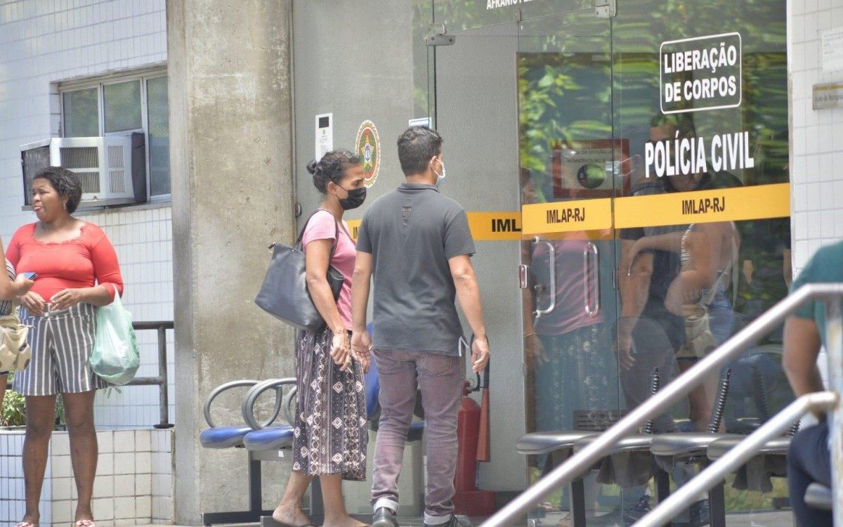 Familiares do entregador J&ocirc;natas Davi dos Santos, de 30 anos, chegaram na manh&atilde; deste domingo ao IML para reconhecimento do corpo 