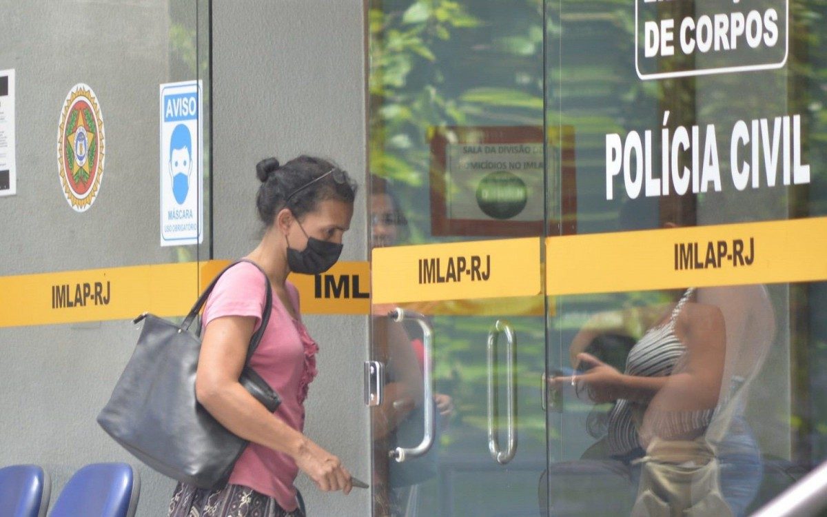 Familiares do entregador J&ocirc;natas Davi dos Santos, de 30 anos, chegaram na manh&atilde; deste domingo ao IML para reconhecimento do corpo 