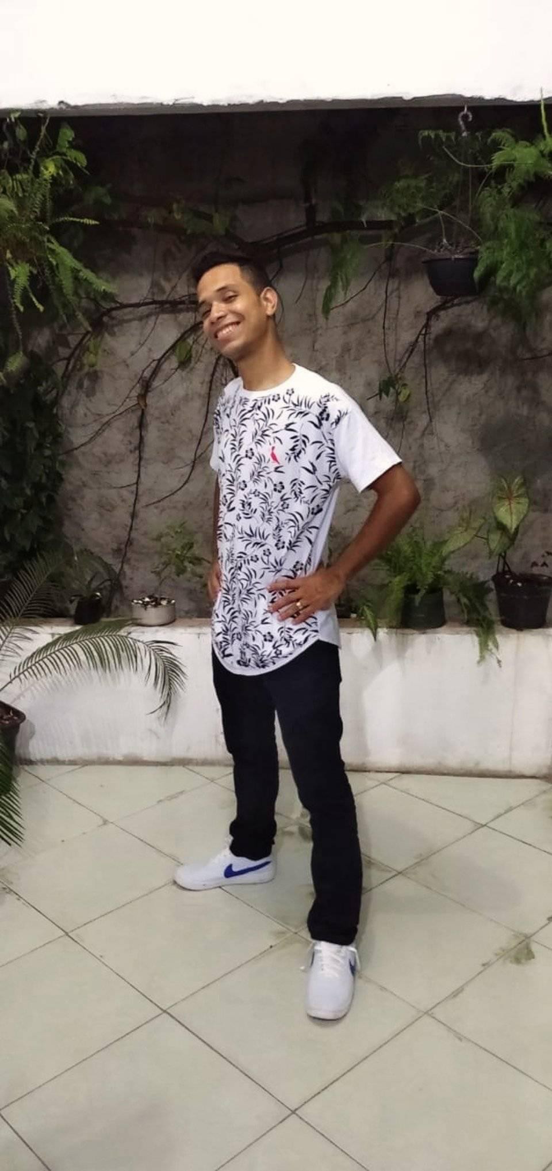 Jonatas Davi dos Santos, de 30 anos, morreu enquanto fazia entrega de comida para um aplicativo. Jogador do Flamengo atropelou o ciclista em uma avenida da Barra da Tijuca - Reprodução