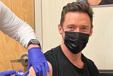 Hugh Jackman comemora dose de reforço de vacina contra Covid-19
