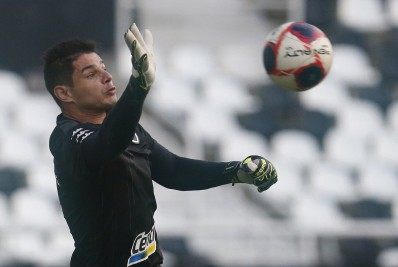 Goleiro encaminha renovação com o Botafogo por mais uma temporada