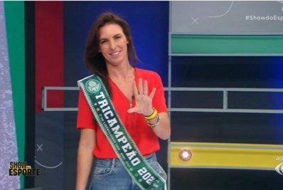 Torcedora do Flamengo, apresentadora paga aposta após vice para o Palmeiras: 'Não fui humilde'