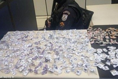 Polícia apreende drogas com um homem e um menor no Canto do Cemitério