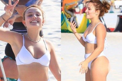 Larissa Manoela curte dia de praia com amigos no Rio
