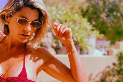 Flávia Alessandra renova bronzeado com biquíni de crochê e celebra: 'Verão chegando'