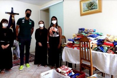 Toca de Assis recebe doação de alimentos após partida beneficente
