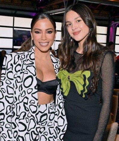 Anitta posou com grandes nomes como Olivia Rodrigo, Lana Del Rey e Kali Uchis durante o evento - Reprodução/Instagram