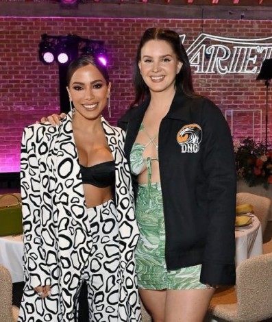 Anitta posou com grandes nomes como Lana Del Rey, Olivia Rodrigo e Kali Uchis durante o evento - Reprodução/Instagram