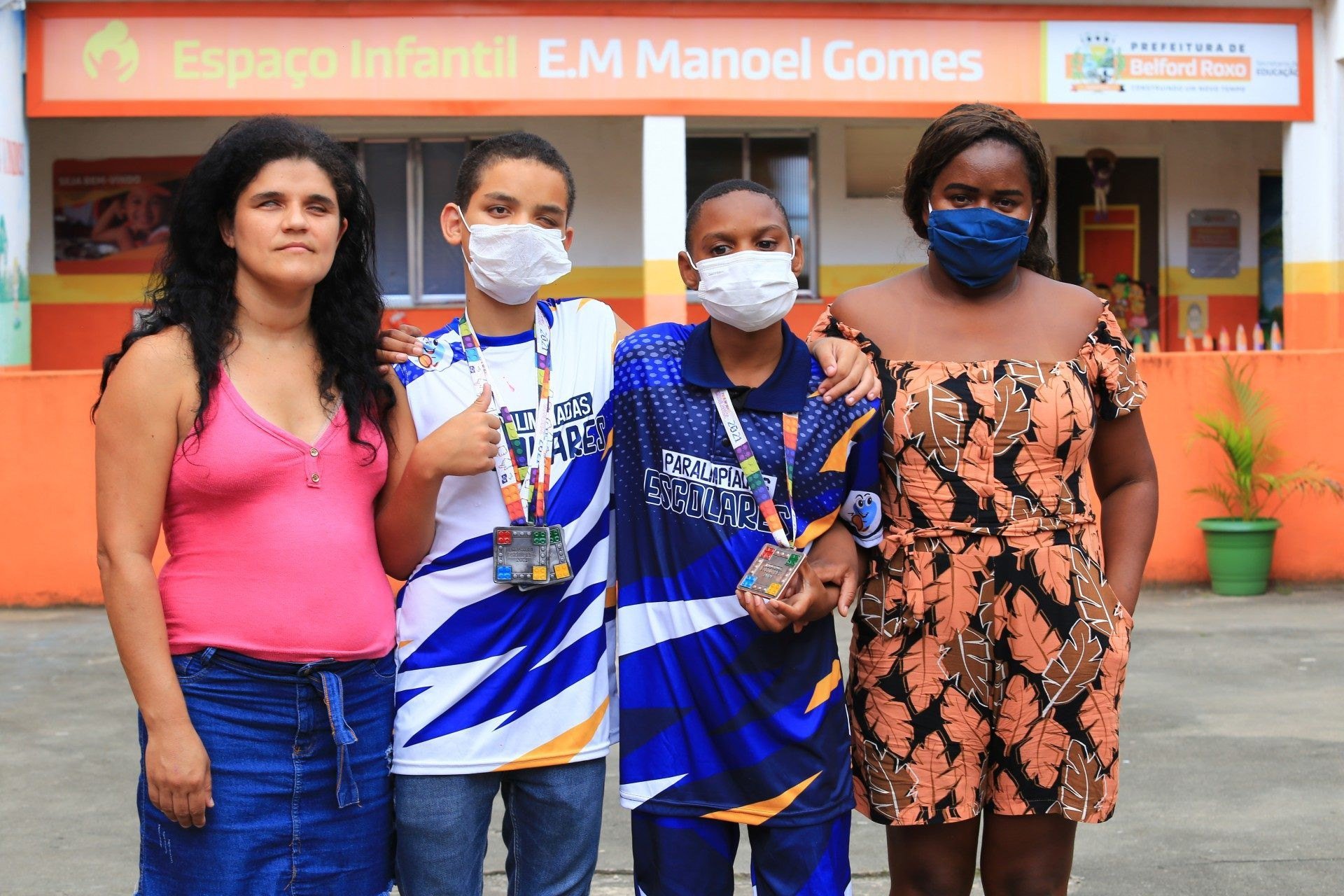 As mães Ângela Francisco e Renata Maria orgulhosas dos filhos Davi e Vitor, que conquistaram medalhas nas Paralimpíadas Escolares - Rafael Barreto / PMBR