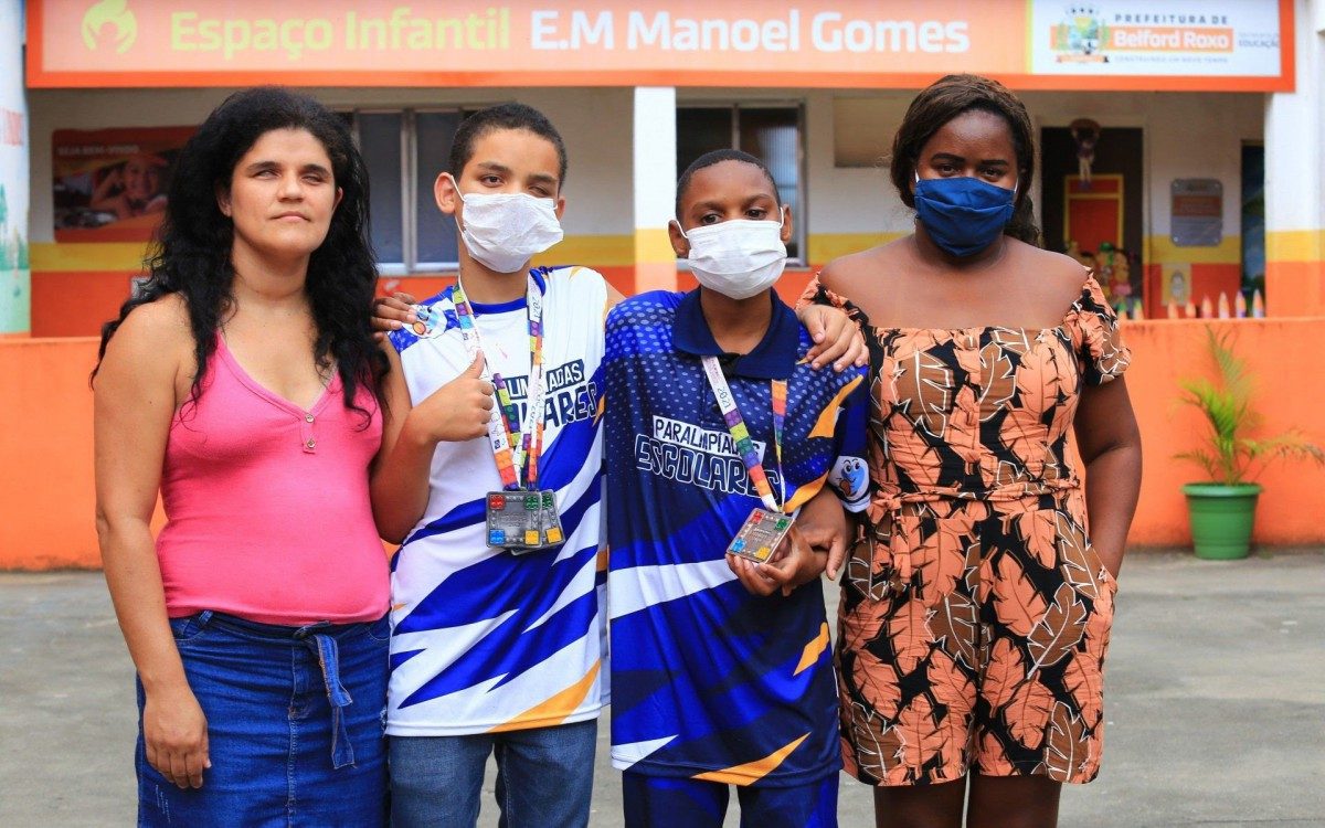 As m&atilde;es &Acirc;ngela Francisco e Renata Maria orgulhosas dos filhos Davi e Vitor, que conquistaram medalhas nas Paralimp&iacute;adas Escolares