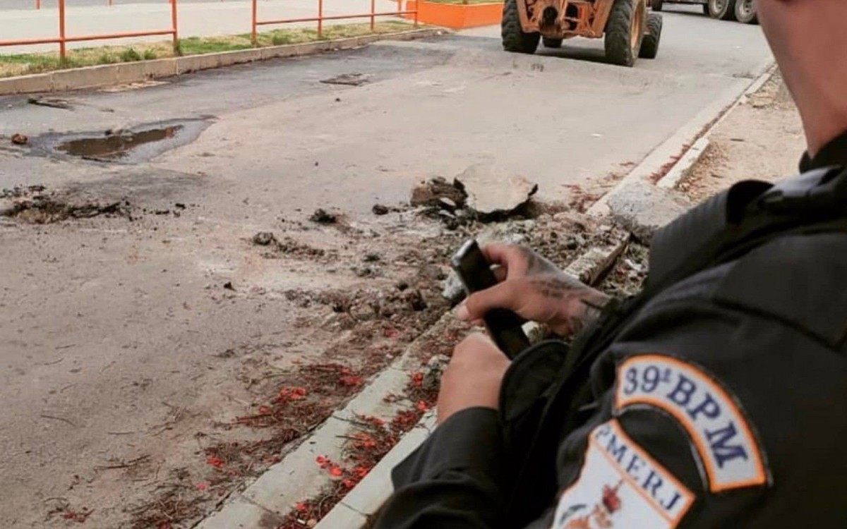 A a&ccedil;&atilde;o de remo&ccedil;&atilde;o das barricadas contou com a participa&ccedil;&atilde;o de tratores e caminh&otilde;es. Tudo sob o controle dos policiais militares do 39&ordm; BPM