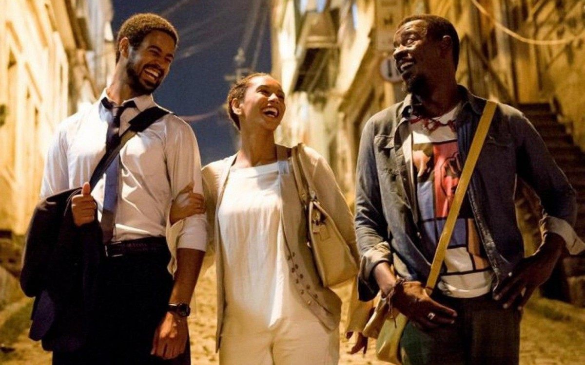 Cena do filme 'Medida Provisória', com Alfred Enoch, Taís Araujo e Seu Jorge - Divulgação