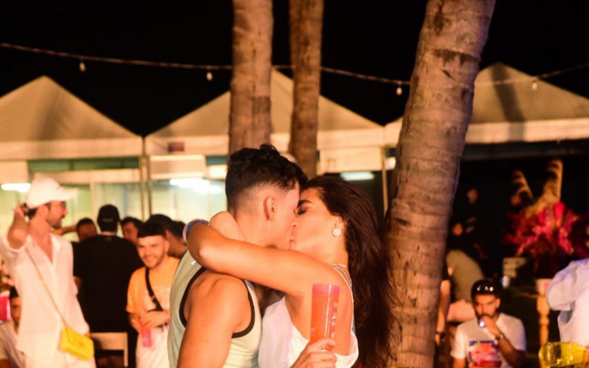 Kefera beija Pabllo Salles na Farofa da Gkay - Fortaleza CE  - Ag.news