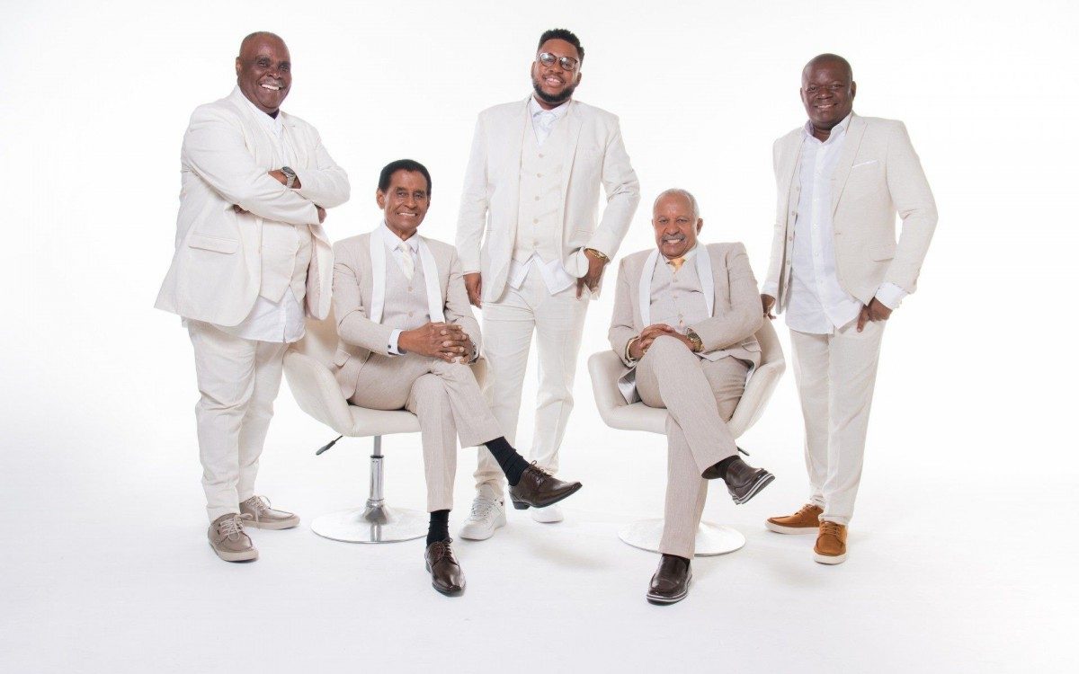 O grupo Fundo de Quintal é formado, atualmente, por Bira Presidente, Sereno, Ademir Batera, Marcio Alexandre e Junior Itaguaí - Divulgação