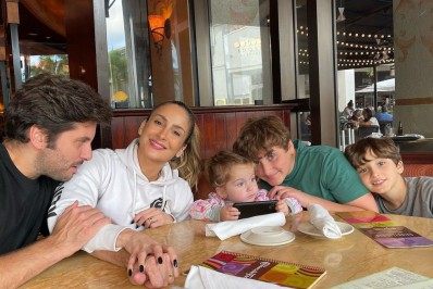 Claudia Leitte enfrenta dificuldade para fazer foto em família