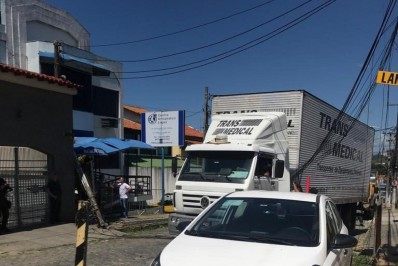 Caminhão de equipamentos hospitalares derruba poste em Saquarema