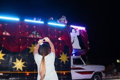 Papai Noel percorre ruas e emociona crianças e adultos em Quissamã