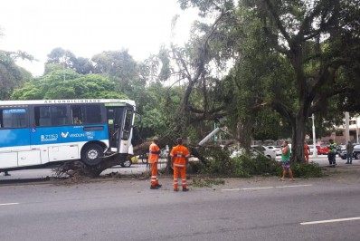Acidente com ônibus deixa cinco feridos na Praia do Flamengo