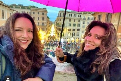 Ana Carolina compartilha registro de férias com a namorada