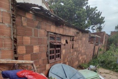 Oito casas desabam em Araruama durante temporal na madrugada desta segunda (6)