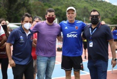 em Itaipava, prefeito acompanha atividade do Sesc e participa de ações junto com Bernardinho, do vôlei