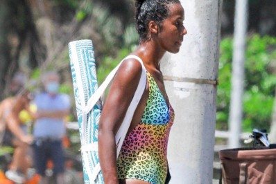 De maiô, Maju Coutinho é clicada em praia da Zona Sul do Rio