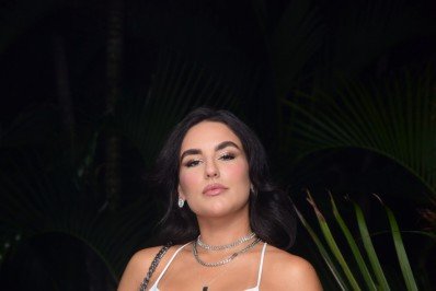 Kéfera é cobrada por não ser vista beijando mulheres na Farofa da Gkay