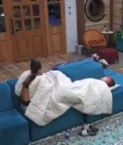 A Fazenda 13: Aline Mineiro e MC Gui movimentam o edredom - reprodução de vídeo