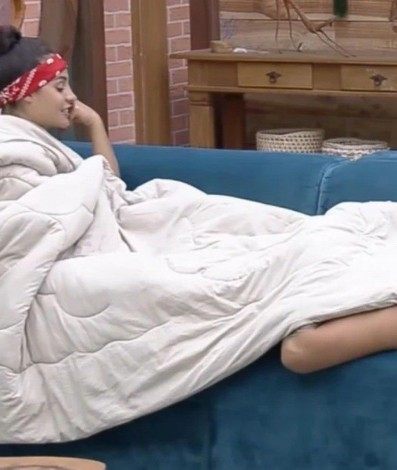 Movimentação no edredom de Aline e MC Gui fez internautas debocharem de Léo Lins, namorado da peoa - Reprodução/Playplus