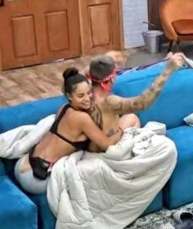 A Fazenda 13: Aline Mineiro e MC Gui movimentam o edredom - reprodução de vídeo