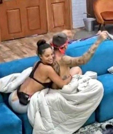 Movimentação no edredom de Aline e MC Gui fez internautas debocharem de Léo Lins, namorado da peoa - Reprodução/Playplus