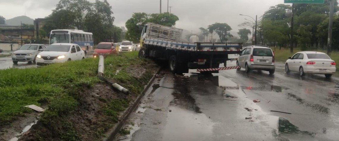 Registro de chuva forte causa transtornos para motoristas na Avenida Brasil