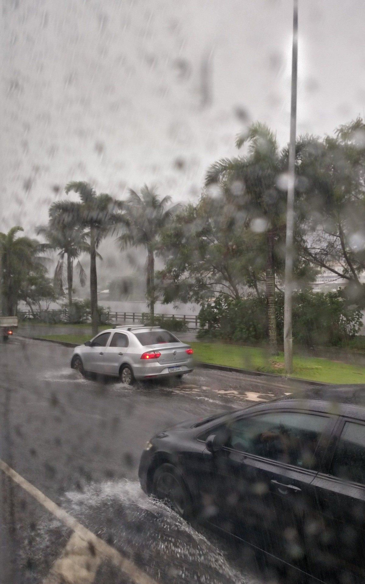 Chuva traz transtorno para motoristas na cidade do Rio