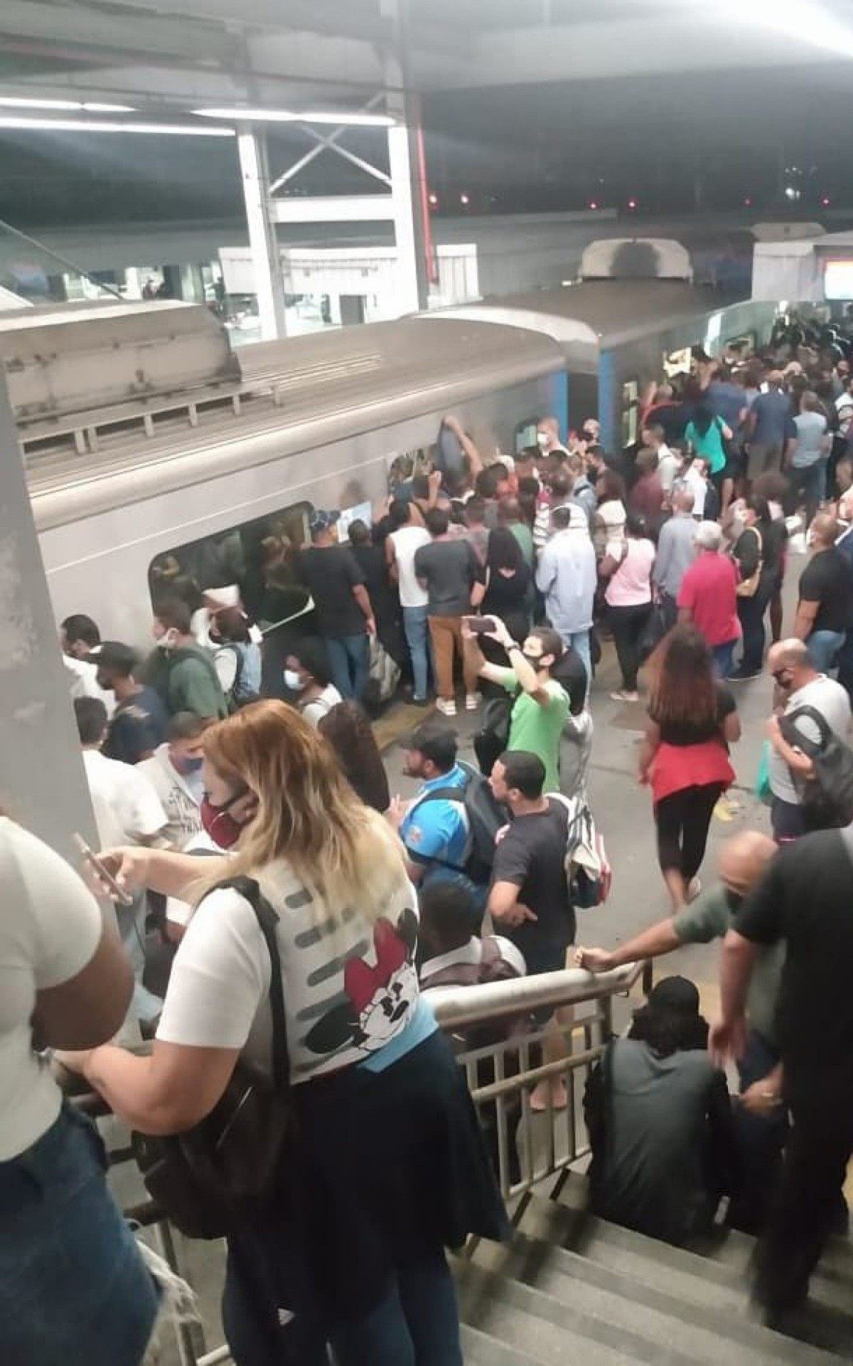 Cariocas encontram trens superlotados na volta para casa - Divulgação