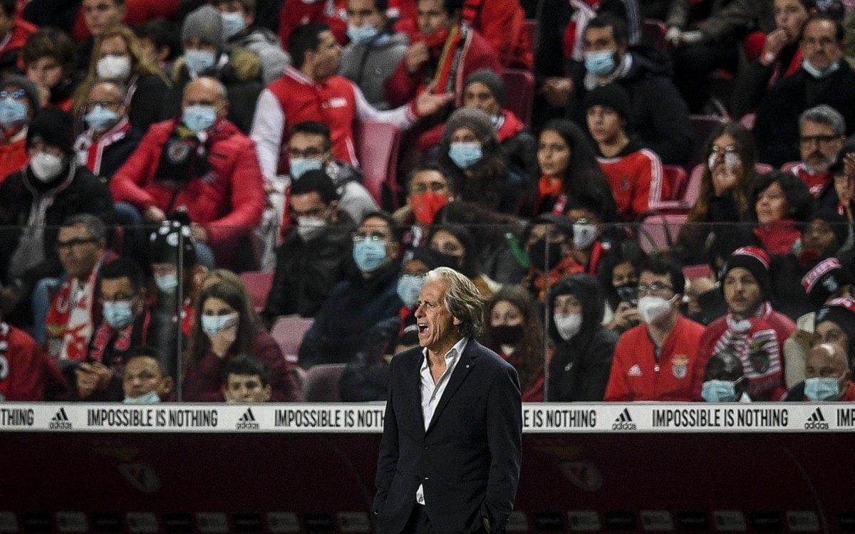 Benfica's Portuguese coach Jorge Jesus shouts during the Portuguese league football match between SL Benfica and Sporting CP at the Luz stadium in Lisbon on December 3, 2021. (Photo by PATRICIA DE MELO MOREIRA / AFP) - AFP