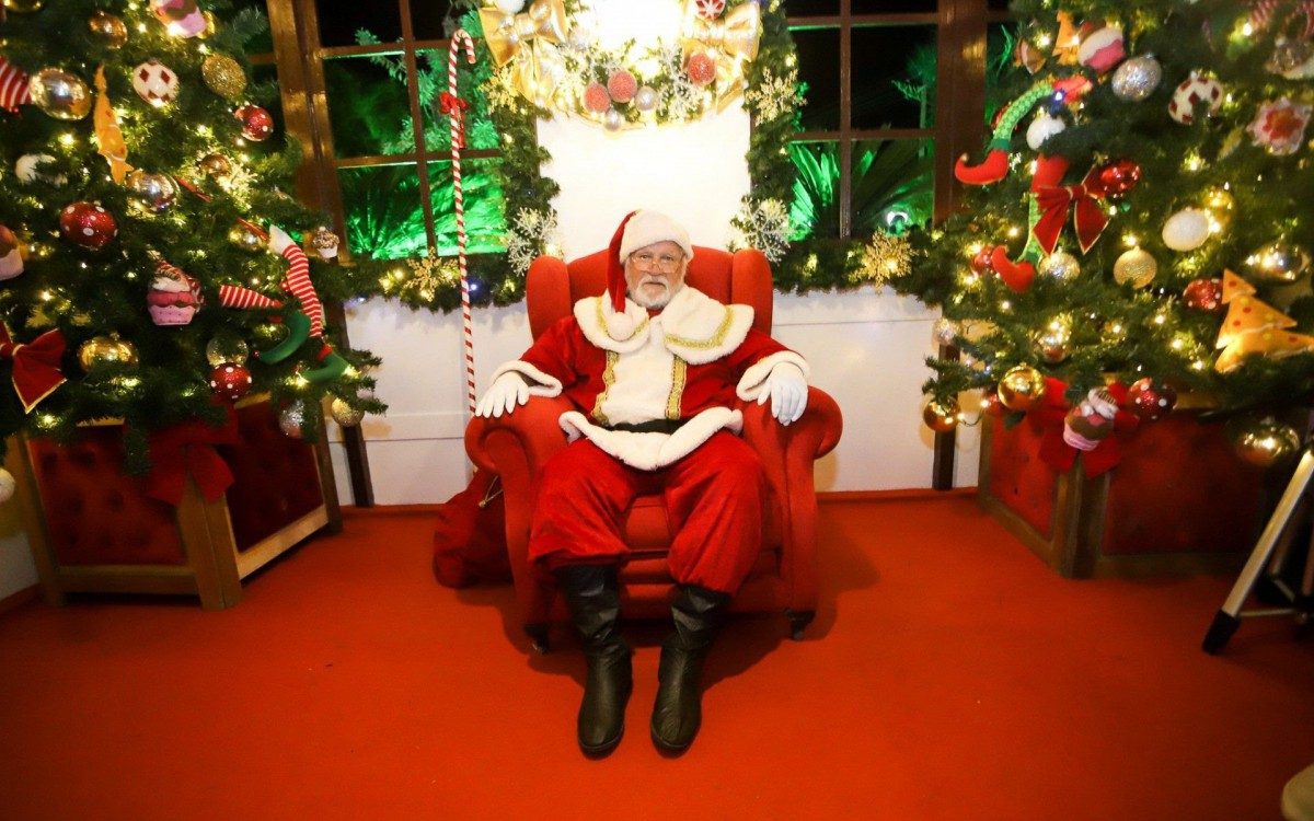 Crian&ccedil;as e adultos podem tirar fotos com o bom velhinho, de gra&ccedil;a