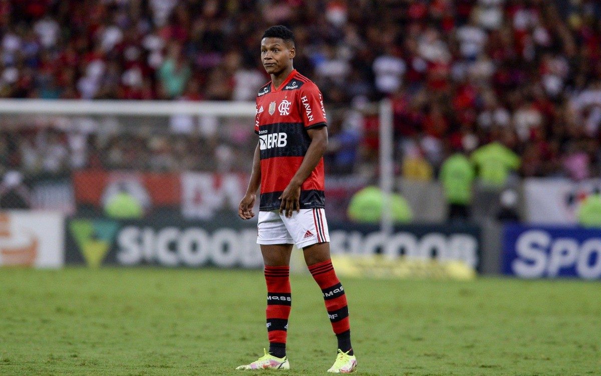 Matheus Fran&ccedil;a estreou como profissional na derrota por 1 a 0 para o Santos