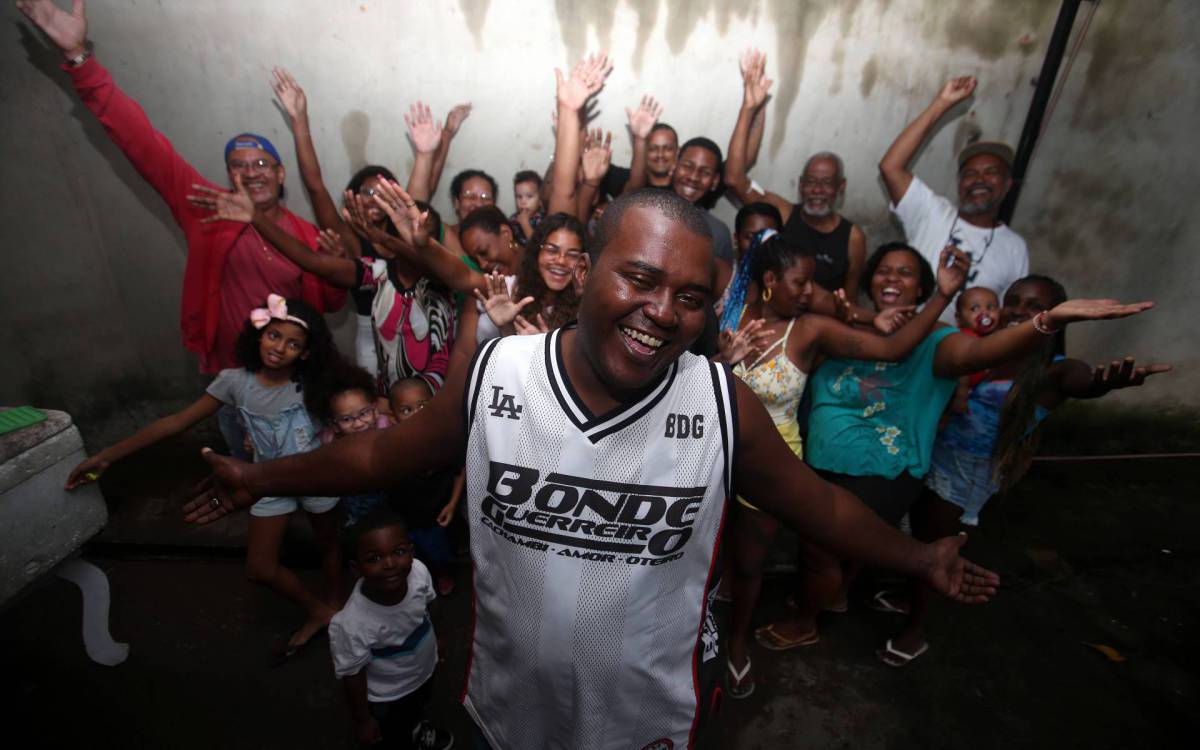 Rio,07/12/2021-REALENGO, rapaz solto apos ficar 20 dias preso em Benfica. Na foto. Alberto Meyrelles Junior, com seus amigo e familiares.Foto: Cleber Mendes/Agência O Dia - Cléber Mendes