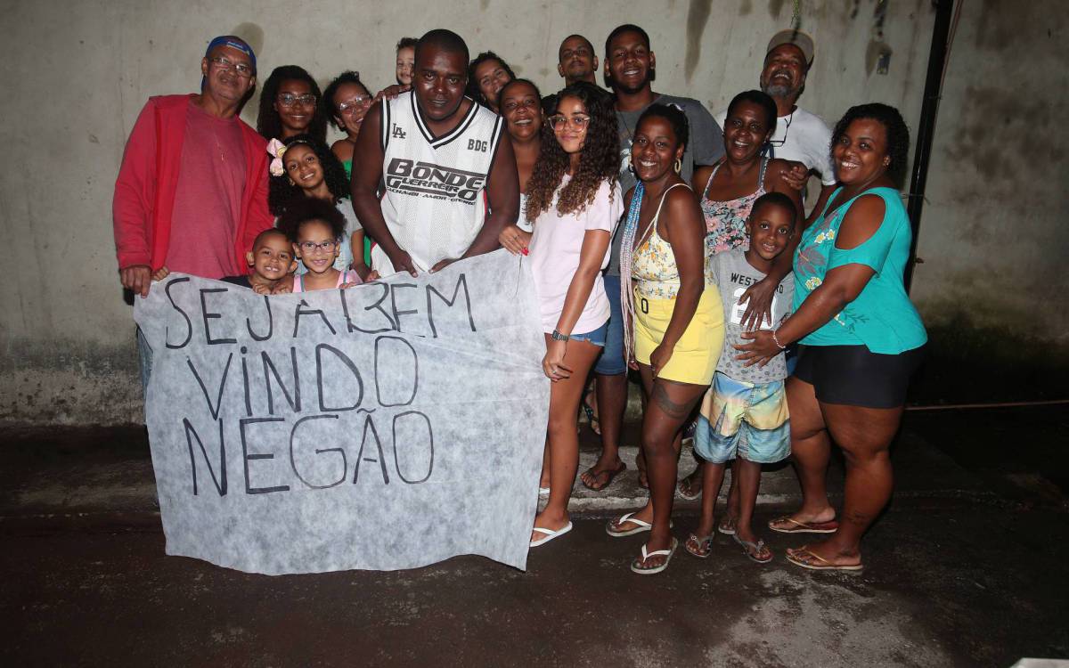 Rio,07/12/2021-REALENGO, rapaz solto apos ficar 20 dias preso em Benfica. Na foto. Alberto Meyrelles Junior, com seus amigo e familiares.Foto: Cleber Mendes/Agência O Dia - Cléber Mendes