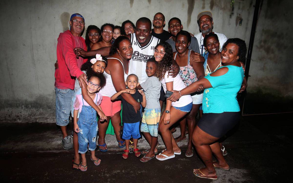 Rio,07/12/2021-REALENGO, rapaz solto apos ficar 20 dias preso em Benfica. Na foto. Alberto Meyrelles Junior, com seus amigo e familiares.Foto: Cleber Mendes/Agência O Dia - Cléber Mendes