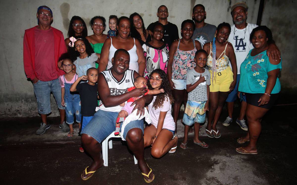 Rio,07/12/2021-REALENGO, rapaz solto apos ficar 20 dias preso em Benfica. Na foto. Alberto Meyrelles Junior, com seus amigo e familiares.Foto: Cleber Mendes/Agência O Dia - Cléber Mendes