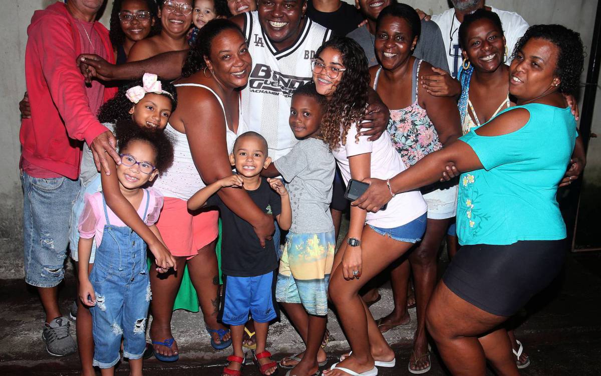 Rio,07/12/2021-REALENGO, rapaz solto apos ficar 20 dias preso em Benfica. Na foto. Alberto Meyrelles Junior, com seus amigo e familiares.Foto: Cleber Mendes/Agência O Dia - Cléber Mendes