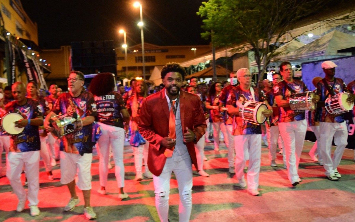 Mestre Juninho na frente da Bateria da Inocentes de Belford Roxo

