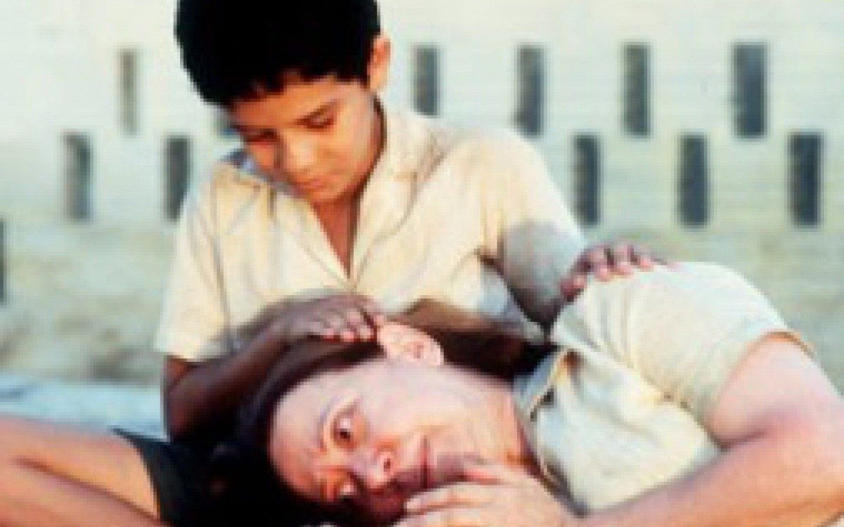 Central do Brasil (1998) - O filme que rendeu uma indicação ao Oscar para Fernanda Montenegro narra a trajetória de Dora, uma professora aposentada que trabalha todos os dias escrevendo cartas na Central do Brasil, no Rio de Janeiro. Um dia, ela precisa embarcar em uma viagem até o Nordeste para ajudar o jovem Josué a encontrar o pai. - Reprodução