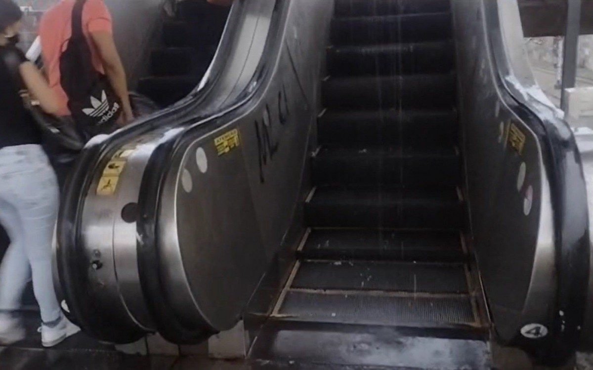 A escada rolante al&eacute;m de n&atilde;o funcionar, apresentava goteiras e queda de &aacute;gua das chuvas