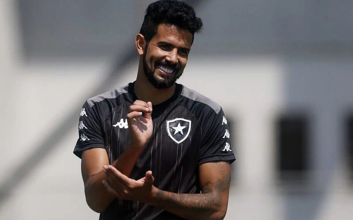 Em fim de contrato, lateral do Botafogo rasga elogios a Enderson Moreira
