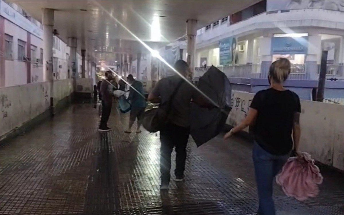 A passarela mesmo coberta ficou toda molhada com muitas goteiras e m&aacute; conversa&ccedil;&atilde;o